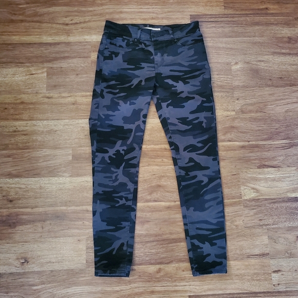 Levi's Denim - Levi's 711 Size 26 Skinny Black & Gray Camo Cropped Jeans